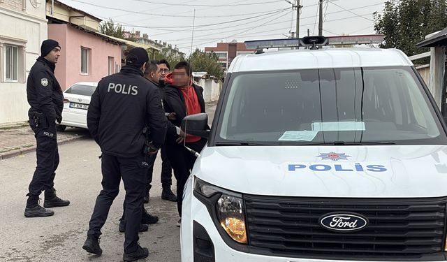 Sivas'ta, 2 katlı binada çıkan yangında kundaklama şüphesi