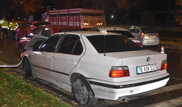 Sivas'ta 5 otomobilin karıştığı zincirleme kazada 1 yaralı