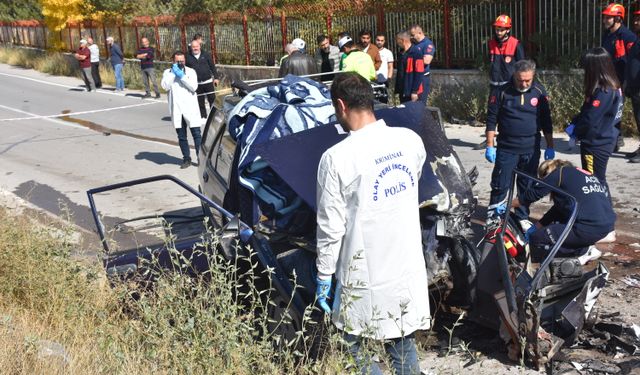 Sivas'ta otomobiller çarpıştı; 1 ölü, 1 yaralı