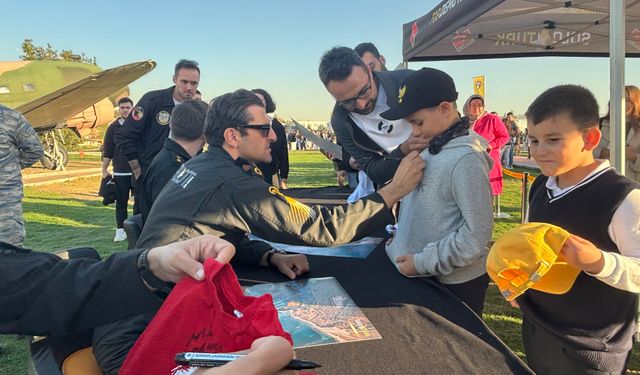 SOLOTÜRK Gösteri Ekibi, Hava Müzesi'nde imza etkinliği düzenledi