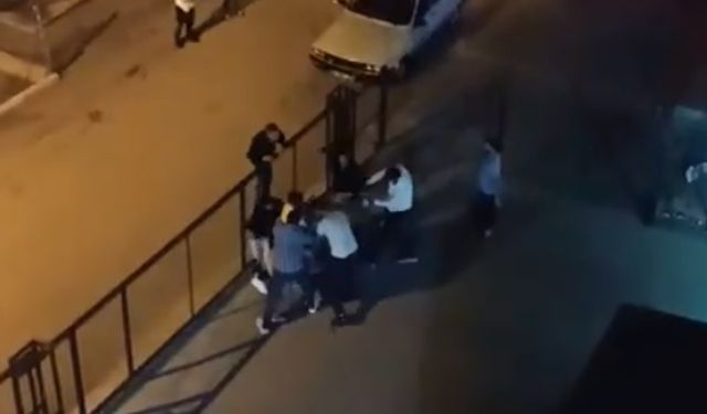 Tartıştıkları 2 kişiyle ayırmaya çalışanı dövdüler