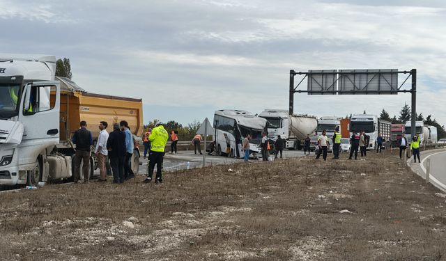 Tekirdağ'da 3 aracın karıştığı kazada 3 sürücü yaralandı