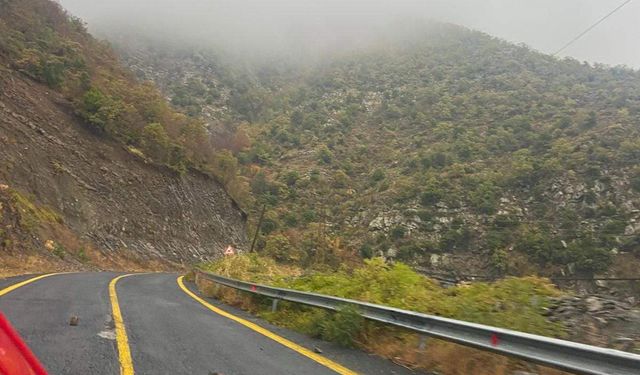 Tekirdağ'da yola kaya parçaları düştü