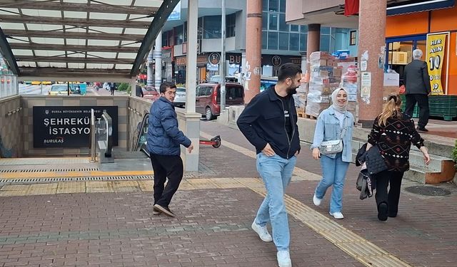 Tepki görünce geri dönüp yere attığı çöpleri topladı / Video eklendi