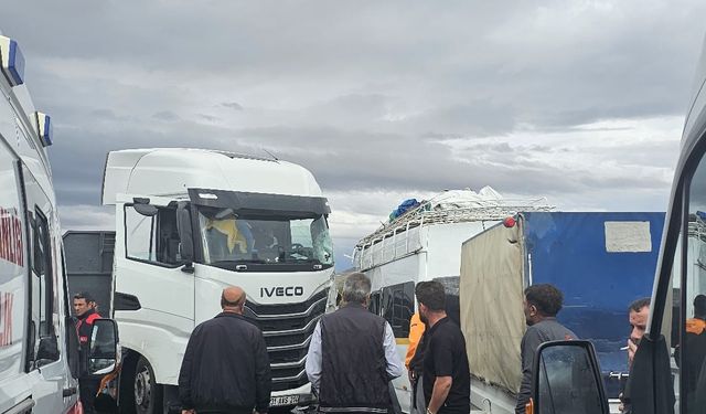 TIR ile minibüs çarpıştı: 9 yaralı