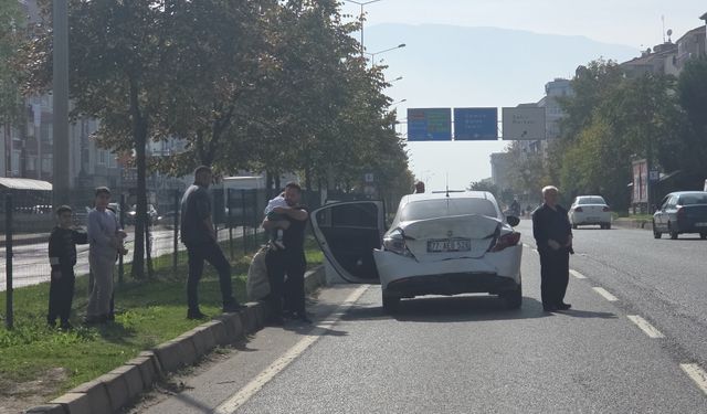 TIR, kırmızı ışıkta bekleyen otomobile çarptı; 5 yaralı