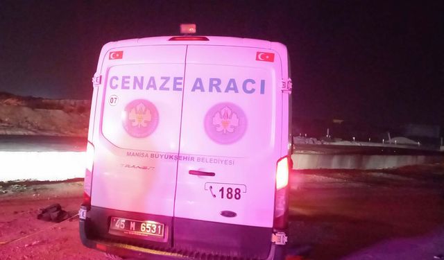 Toprak yığınına çarpıp kanala savrulan motosikletin sürücüsü öldü