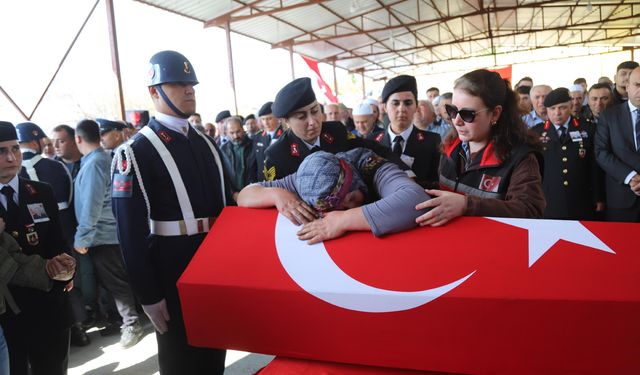 Trafik kazasında şehit olan jandarma astsubay, memleketi Manisa'da toprağa verildi