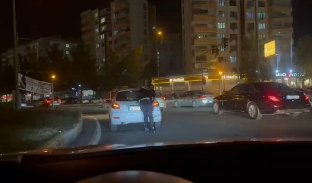 Trafik polisi, yolda kalan otomobili iterek sürücüye yardım etti
