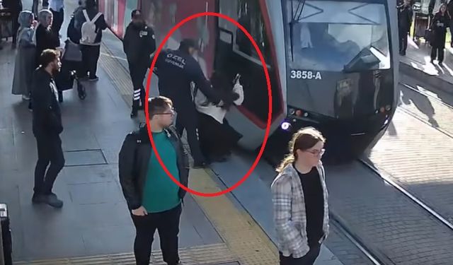 Tramvayın altın kalmaktan güvenlik görevlisi kurtardı; o anlar kamerada