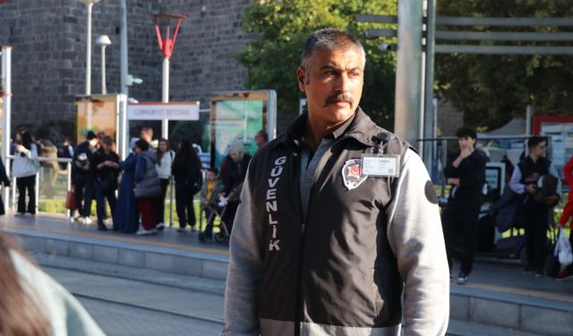 Tramvayın altında kalmaktan güvenlik görevlisi kurtardı; o anlar kamerada (2) / Video eklendi