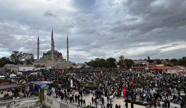 Türk Yıldızları'ndan Edirne'de gösteri uçuşu
