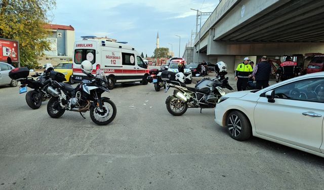 Üç tekerlekli elektrikli bisiklet, otomobilin altında kaldı; sürücü öldü