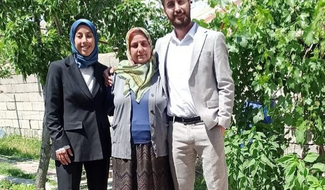 Van'daki depremde babası ve 2 kız kardeşini kaybeden Semih, annesi ile yaşama tutundu