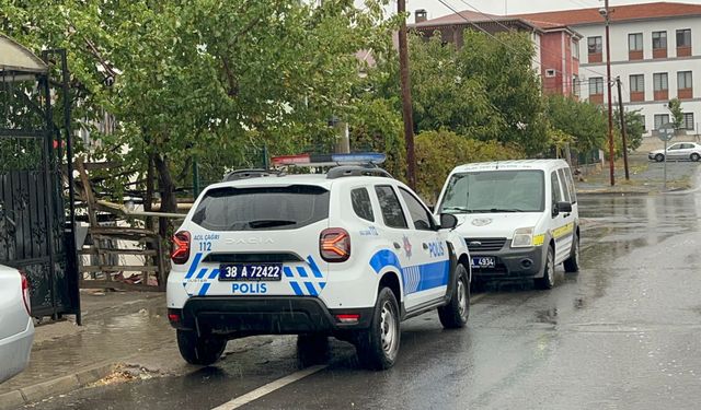 Yağmurlu havada tamir ettiği çatıyı kontrol ederken ayağı kayıp düştü