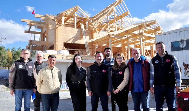 Yangında kül olan 'kütük ev' yerine Rusya'dan getirilen ağaçlarla yenisi inşa ediliyor / Ek fotoğraflar