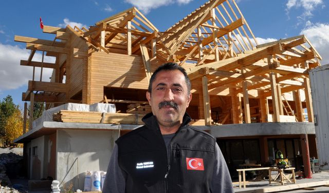 Yangında kül olan 'kütük ev' yerine Rusya'dan getirilen ağaçlarla yenisi inşa ediliyor