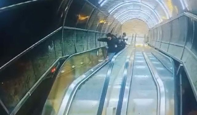 Yaya üst geçidinin korkuluklarına tekme ve yumruklu saldırı kamerada