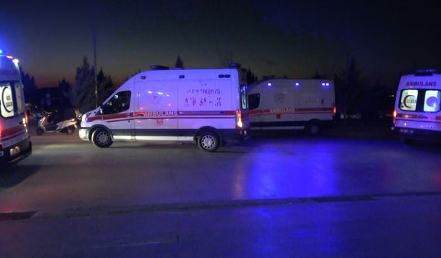 Yemekten zehirlenip bayılan sürücünün kullandığı yolcu otobüsü devrildi; 6 yaralı