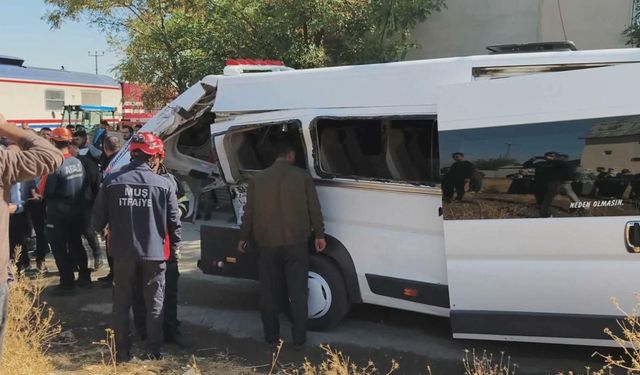 Yolcu treni servisi minibüsüne çarptı; 17 öğrenci yaralandı / Ek fotoğraflar