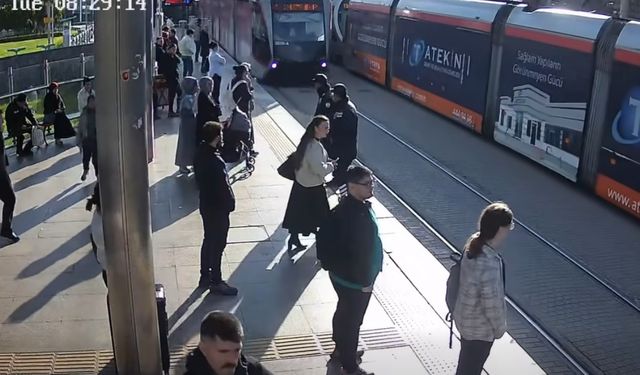 Yolcuyu, tramvayın altından kalmaktan kurtaran güvenlik görevlisine teşekkür belgesi