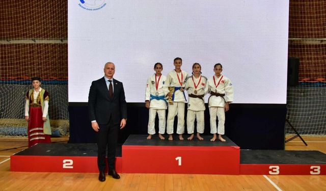 Yunusemreli Rabia'dan altın madalya