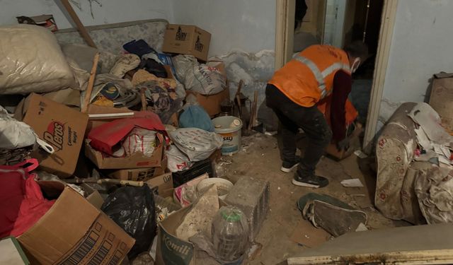 Zihinsel engelli kadın, çöp evde 1 ay önce ölen annesinin cesediyle yaşamış