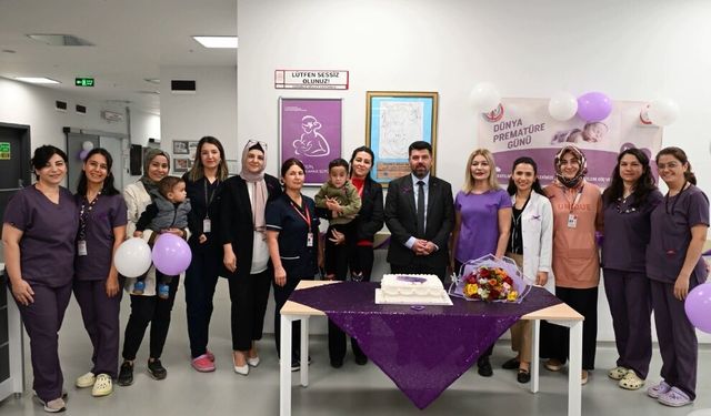 3,5 yaşındaki Oğuzhan, 'Dünya Prematüre Günü'nde doktorunu ziyaret edip, çiçek verdi