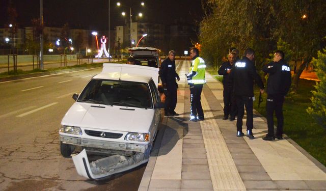 Alkollü ve ehliyetsiz sürücü, 'dur' ihtarına uymayınca kaza yapıp yakalandı