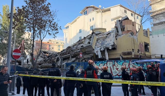 Ankara'da yıkım sırasında bina çöktü (2)