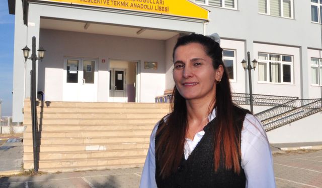 Anne ve kızından öğretmenlerine sürpriz kutlama