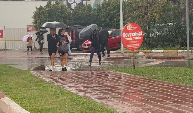 Antalya'da şiddetli yağış; yollar göle döndü