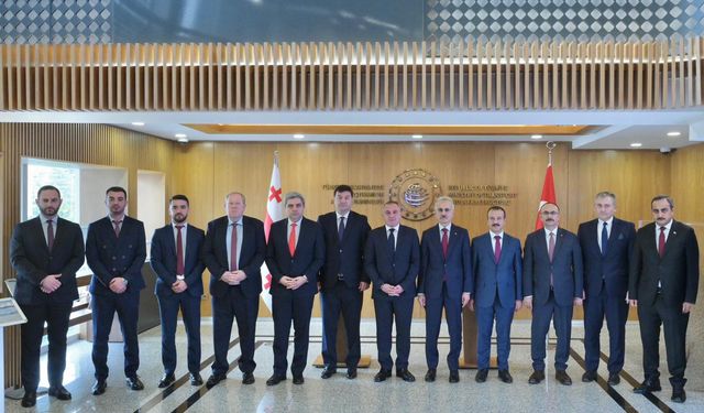 Bakan Uraloğlu, Gürcistan Altyapı Bakanı Sokhadze ile görüştü