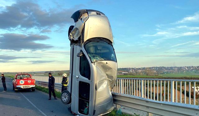 Bariyere çarpan hafif ticari araç, dik vaziyette kaldı: 2 yaralı