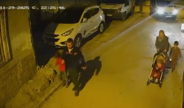 Başını otomobile çarptığı çocuğu yere fırlattı; o anlar kamerada