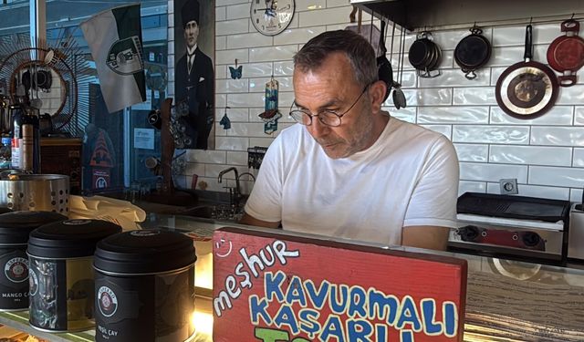 Bodrum'da büfesinde 800 kitaptan oluşan kütüphane kurdu