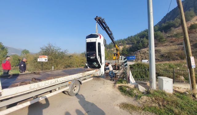Çaya uçan otomobildeki 2 kız çocuğunu yoldan geçen sürücüler kurtardı