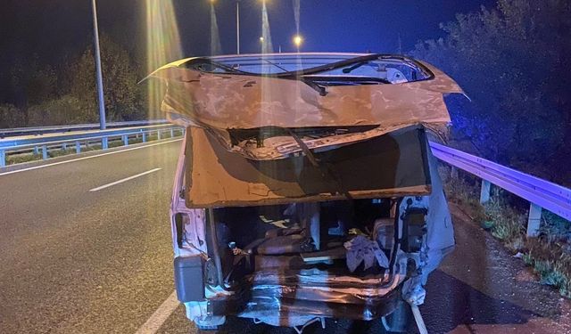 Çekici, hafif ticari araca çarptı; 1 ölü, 4 yaralı