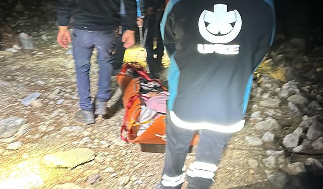 Dağlık alanda ayağından yaralanan turist, 5,5 saatte kurtarıldı