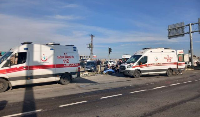 Diyarbakır'da 3 aracın karıştığı kaza kamerada; 2 ölü, 3 yaralı