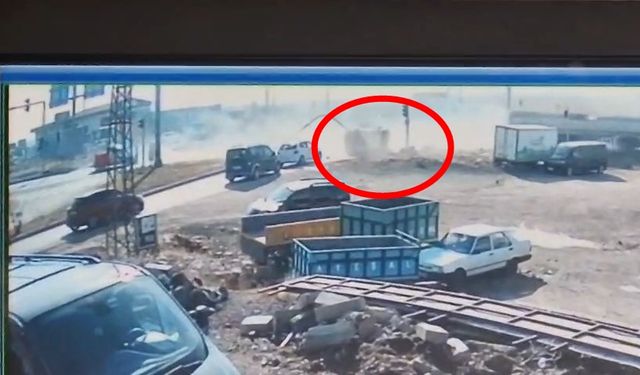 Diyarbakır'da 3 aracın karıştığı kaza kamerada; 2 ölü, 3 yaralı/Ek fotoğraflar