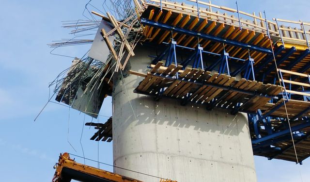 Diyarbakır'da viyadük inşaatında iskele çöktü; 3 ölü, 2 yaralı (3)