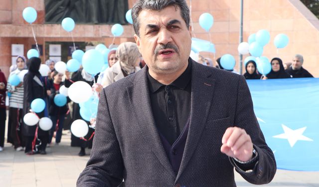 Doğu Türkistan'a dikkat çekmek için mavi ve beyaz balonları gökyüzüne bıraktılar