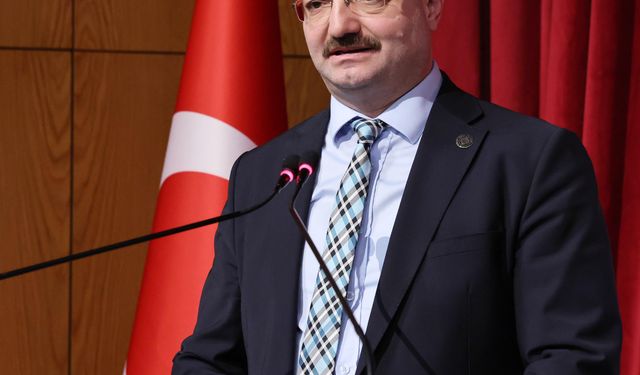 Doktora mezunları, şarkılar eşliğinde belge aldı