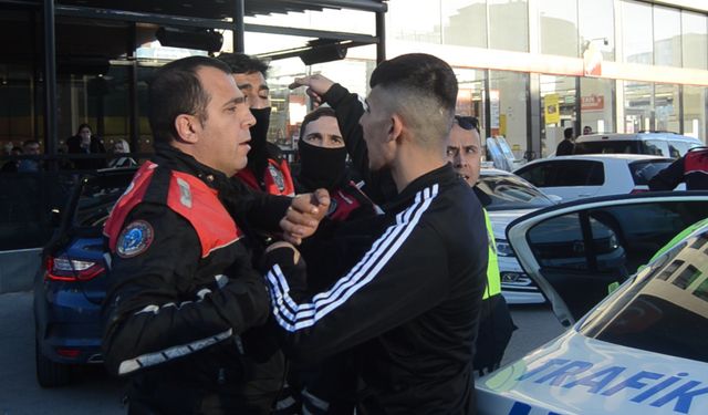 'Dur' ihtarından kaçan sürücü kafede yakalandı