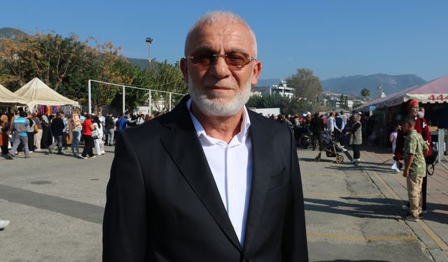 Festivalde ekmek arası hamsi kuyruğu