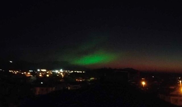 Fethiye'de gökyüzündeki mor ve yeşil ışık dikkat çekti