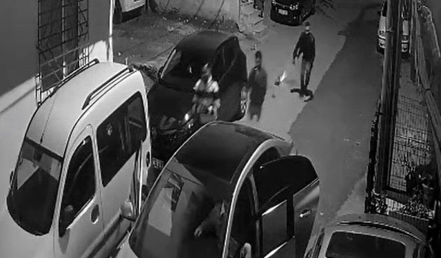 Gece saatlerinde geldikleri sokakta havai fişek ateşleyip kaçtılar