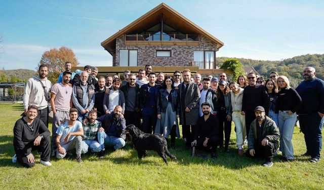 Güller ve Günahlar setinden neşeli kare