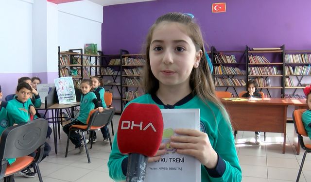 Gündelik hayatlarından esinlenerek hikaye kitabı yazan ilkokul öğrencileri, imza günü düzenledi / Ek fotoğraflar